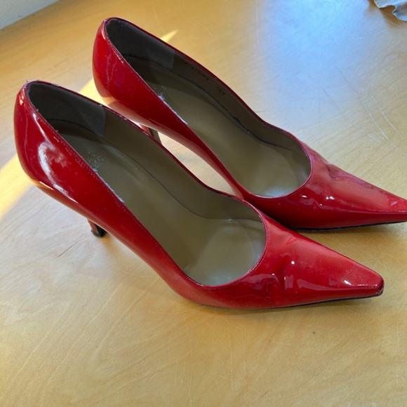 Stuart Weizman shoes and a doozy & Burke Matching bright red clutch - Picture 4 of 13